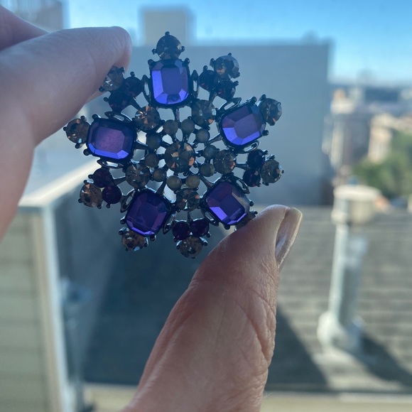 Jewelry - Purple vintage brooch pin